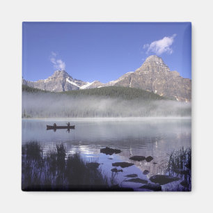 Imã Pescadores em canoa no Lago Waterfowl, Banff