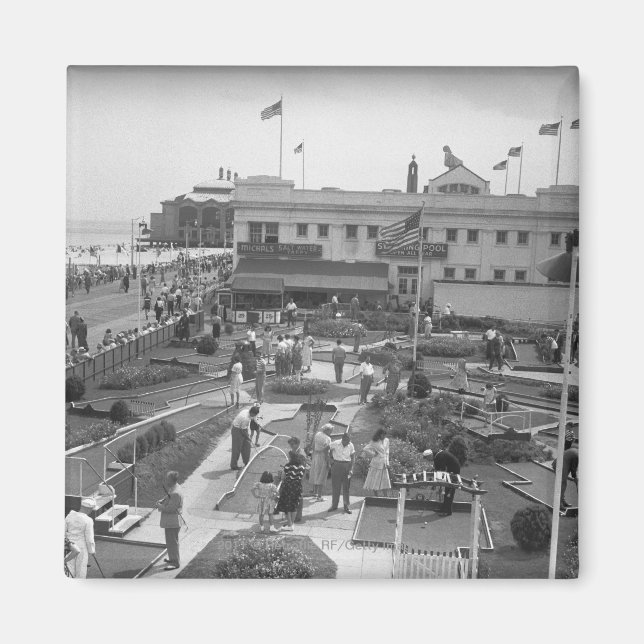 Imã Pessoas jogando mini golfe com vista elevada B&W (Frente)