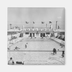 Imã Pessoas que relaxam na piscina exterior B&W