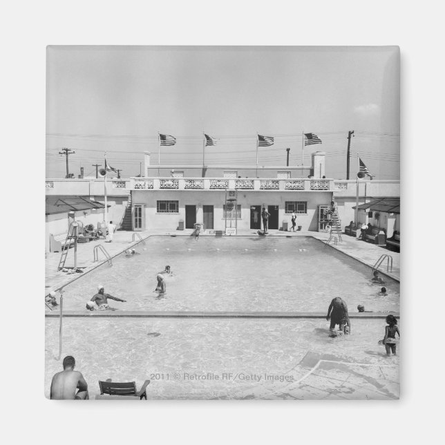 Imã Pessoas relaxadas na piscina exterior B&W elevada (Frente)