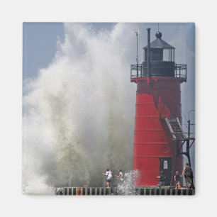 Imã Pessoas sobre o relógio de molas grandes quebrand