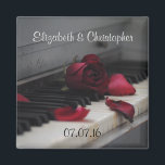 Imã Piano Keys com Rosa vermelha<br><div class="desc">Foto artística de um velho piano focado nas velhas teclas amareladas com uma rosa vermelha esmaecida sobre as teclas e algumas pétalas soltas espalhadas. Esta imagem tem um humor um pouco melancólico e sentimental com um pouco de saudade. Personalize com o nome da noiva e do noivo e a data...</div>