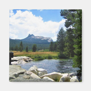 Imã Pico da Catedral em Tuolumne Meadows, Yosemite, CA