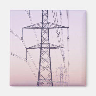 Imã Pilões da eletricidade na névoa no alvorecer
