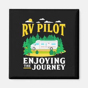 Imã Piloto de rv masculino curtindo a viagem camping e