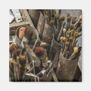Imã Pincéis e pintura do artista no caso de madeira