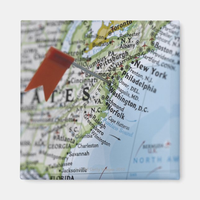 Imã Pino do mapa colocado em Washington, D.C. no mapa. (Frente)