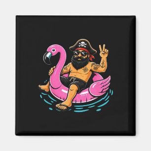 Imã Pirata em um flutuador de flamingo engraçado na pr