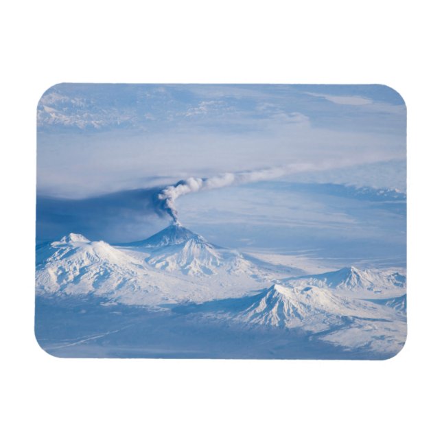 Ímã Pluma Emanando Do Vulcão Kliuchevskoi. (Horizontal)