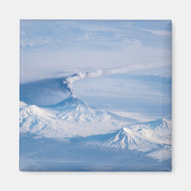 Imã Pluma Emanando Do Vulcão Kliuchevskoi. (Frente)