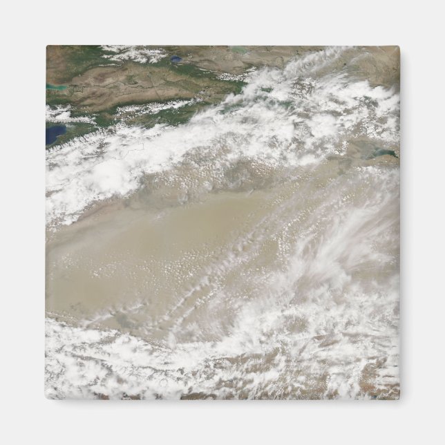 Imã Poeira e nuvens pairando sobre as Des Taklimakan (Frente)