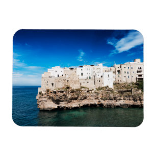 Ímã Polignano que uma égua abriga em um penhasco em