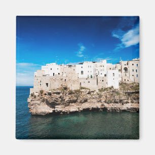 Imã Polignano que uma égua abriga em um penhasco em