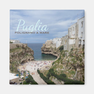Imã Polignano uma praia da cidade da égua no ímã do