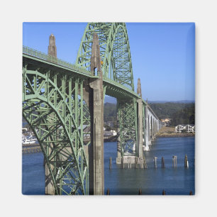 Imã Ponte da Baía de Yaquina cobrindo a Baía de Yaqu