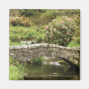 Imã Ponte de pedra velha através de um córrego no