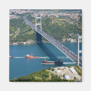 Imã Ponte Fatih Sultan Mehmet sobre o Bósforo,