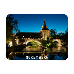Ímã Ponte medieval antiga à noite em Nuremberg