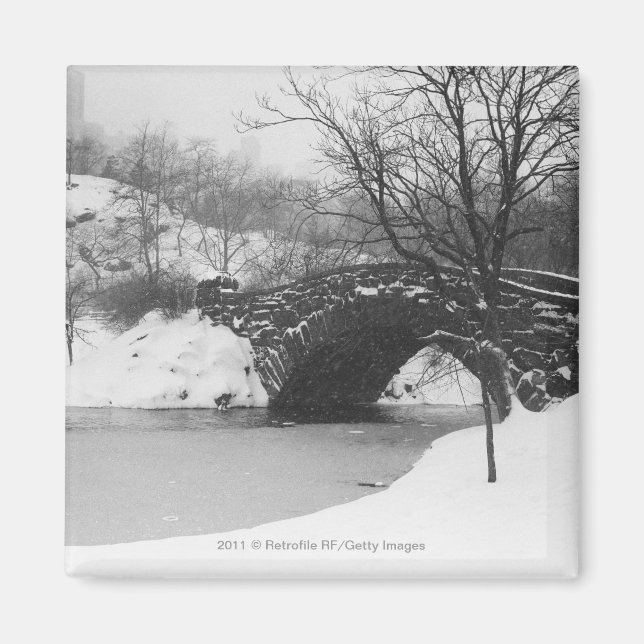 Imã Ponte pedreira sobre neve coberta pelo rio (Frente)