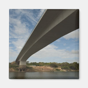 Imã Ponte que liga a Guiana ao Brasil sobre o Takutu