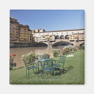 Imã Ponte Vecchio e mesa ao longo de Arno Rive