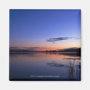 Imã Por do sol sobre o lago Wabamun com grama