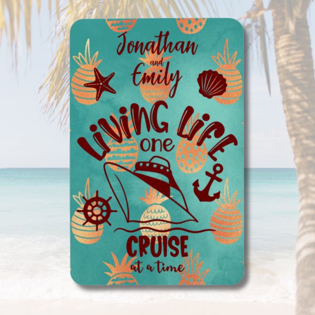 Ímã Porta de Vida Personalizada Uma Viagem de Cruzeiro (Personalized Living Life One Cruise At A Time Cruise Door Magnet)