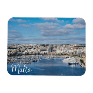 Ímã Porto de Sliema com edifícios modernos e barcos