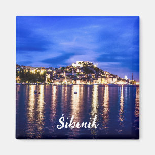 Imã Porto iluminado em Sibenik, Croácia