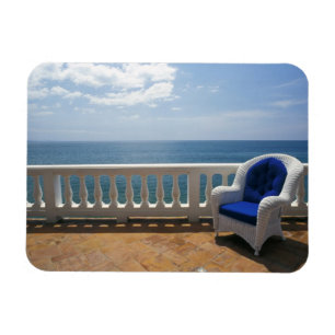 Ímã Porto Rico. Cadeira de vime e terraço ladrilhado n