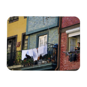 Ímã Portugal, Porto (Porto). Mulher pendurando roupa