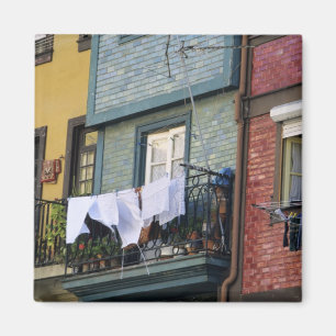 Imã Portugal, Porto (Porto). Mulher pendurando roupa