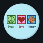 Imã Potência de Paz e Amor<br><div class="desc">Um presente de íman de cerâmica bonito para um artista que usa argila e um forno para fazer artes e potes cerâmicos. Um lindo sinal verde de paz, coração vermelho, e uma bela imagem de taça da Fábrica de Gráficos. Um belo cervejeiro presente ou uma forma excelente de anunciar suas...</div>