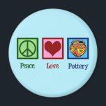 Imã Potência de Paz e Amor<br><div class="desc">Um presente de íman de cerâmica bonito para um artista que usa argila e um forno para fazer artes e potes cerâmicos. Um lindo sinal verde de paz, coração vermelho, e uma bela imagem de taça da Fábrica de Gráficos. Um belo cervejeiro presente ou uma forma excelente de anunciar suas...</div>