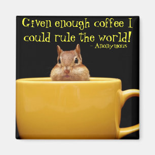 Imã pouco chipmunk no copo de café