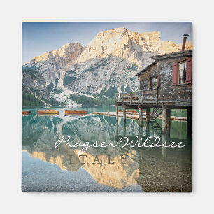 Imã Pragser Wildsee no Dolomites em Itália