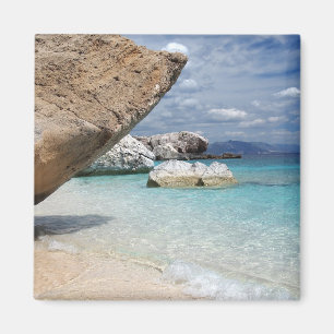 Imã Praia de Sardinia com o ímã grande das rochas
