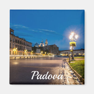 Imã Prato della Valle à noite em Padova, Itália