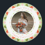 Imã Presente de Foto do Casamento Vermelho Verde bonit<br><div class="desc">Bonito Green e Red Wedding Keepsasasakotagnetos de presentes. Em primavera e Verão, as cores do açúcar verde e do açúcar pastoso são cor-de-rosa e vermelho vivo. Um padrão geométrico moderno de primavera e de Verão, ao redor da fronteira, rodeia a imagem no meio. Substitua a foto nesta imã de geladeira...</div>