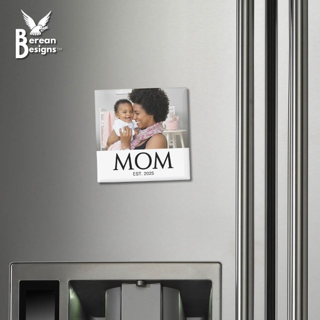 Imã Presente de Foto Estabelecido pela Mamãe (MOM ESTABLISHED Magnet with customizable photo and year. Ideal gift for Mother's Day and mom groups.)