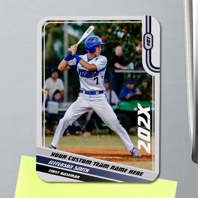 Ímã Presente personalizado do jogador de beisebol em a (Baseball Player Magnet in Light Grey with Custom Team Name and Grey Blue Stripes)