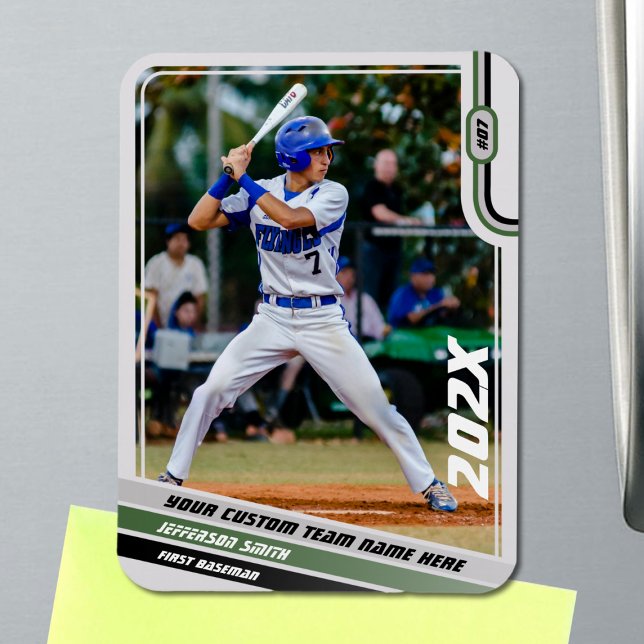 Ímã Presente personalizado do jogador de beisebol em v (Baseball Player Magnet in Light Grey with Custom Team Name and Black Green Stripes)