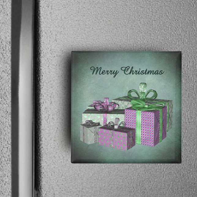 Imã Presentes de Natal Brilhantes Envolvidos Verde Rox (Shiny purple green wrapped presents on Merry Christmas light green square frig magnet.)