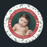 Imã Primeiro Natal do bonito Red Berry Pattern Baby<br><div class="desc">O primeiro imã fotográfico de Natal do bebê bonito com uma foto redonda do seu bebê com texto curvo e um padrão bonito de morango vermelho e verde e corações bonitinhos. Dê a sua geladeira um toque festivo com o primeiro ímã de Natal deste bebê personalizado com o nome e...</div>