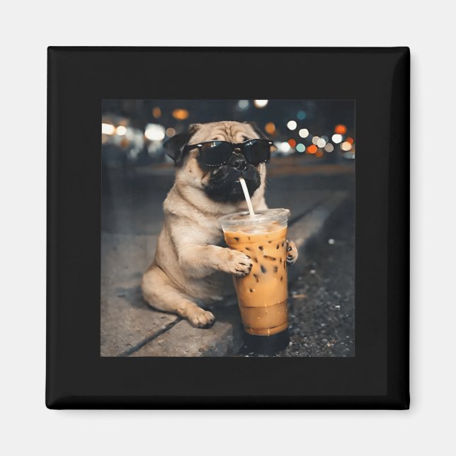Imã Pug Engraçado Bebendo Café Gelado Meme de Humor Ca (Frente)