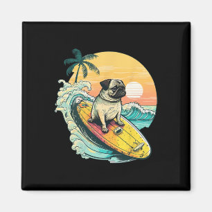 Imã Pug Engraçado Surfando na Praia Amante de Animais