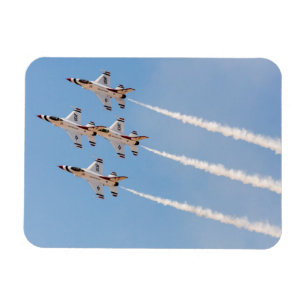 Ímã Quatro F-16 Thunderbirds voam em formação cerrada
