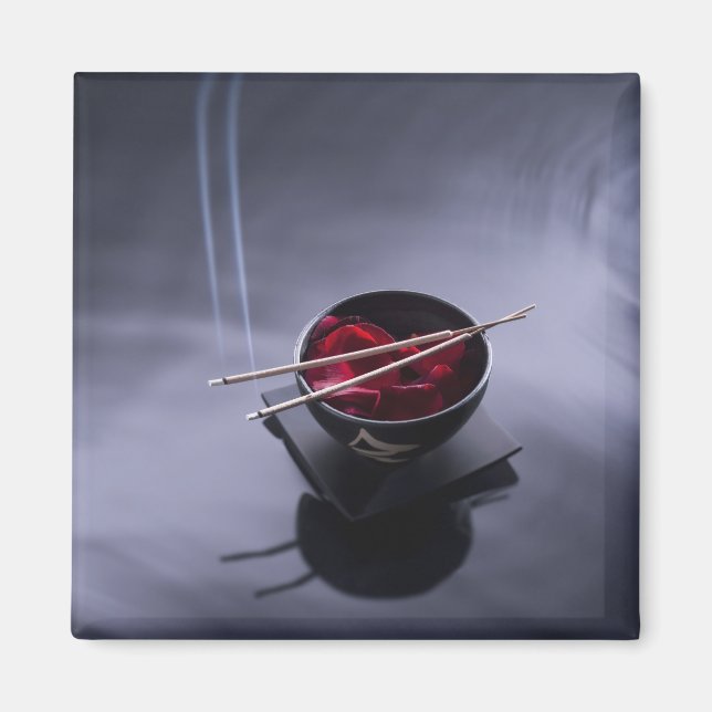 Imã Queimando incenso em cima da tigela de pétalas (Frente)