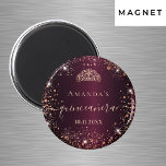 Imã Quinceanera burgundy rosa gold tiara name script<br><div class="desc">Para uma elegante Quinceañera, 15. Uma cor de fundo arrojada. Decorado com rosa dourado falso poeira brilhante e uma tiara, coroa. Personalize e adicione um nome, idade e data. Quinceañera é escrita com um estilo moderno, escrito à mão, com traços. Pode ser usado como favoritos para festas ou como lembrete...</div>