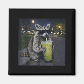 Imã Raccoon drinking iced matcha latte funny animal